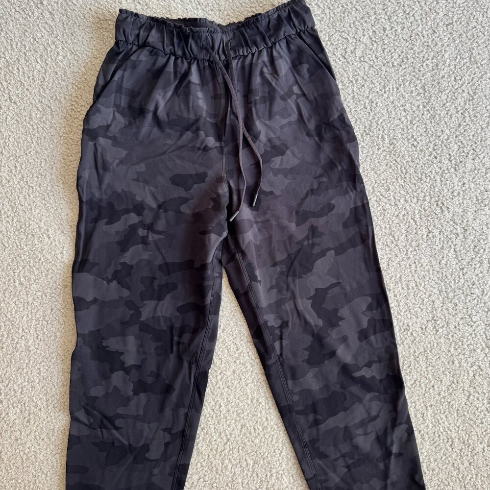 NWOT: Lululemon Stretch High Rise Crop 23" Heritage 365 Camo Deep Coal Multi
